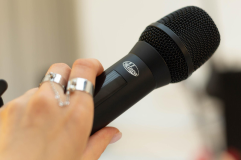 «Октава ДМ» выводит на рынок цифровую вокальную радиосистему с поясным передатчиком