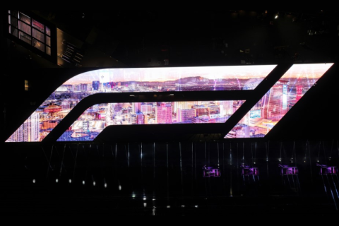Samsung осветила Гран-при Формулы-1 в Лас-Вегасе с помощью первого в мире 146-метрового LED-экрана в форме логотипа F1