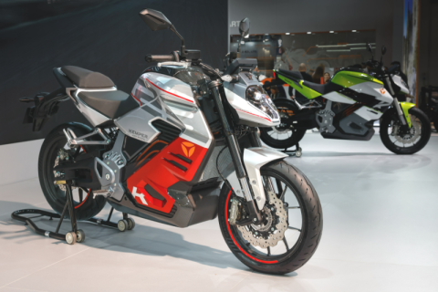 Yadea представляет KEMPER - мощный электрический мотоцикл на выставке EICMA 2023